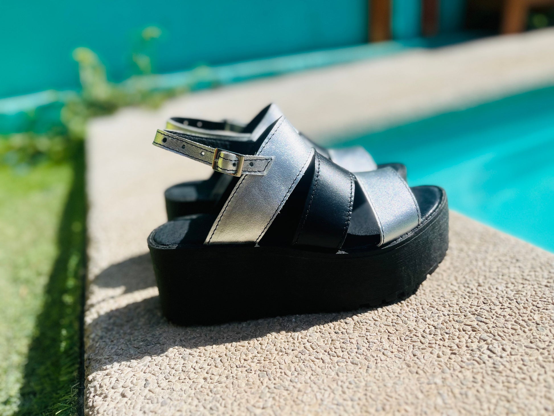 sandalia de cuero frizzy - juanfranko zapatos