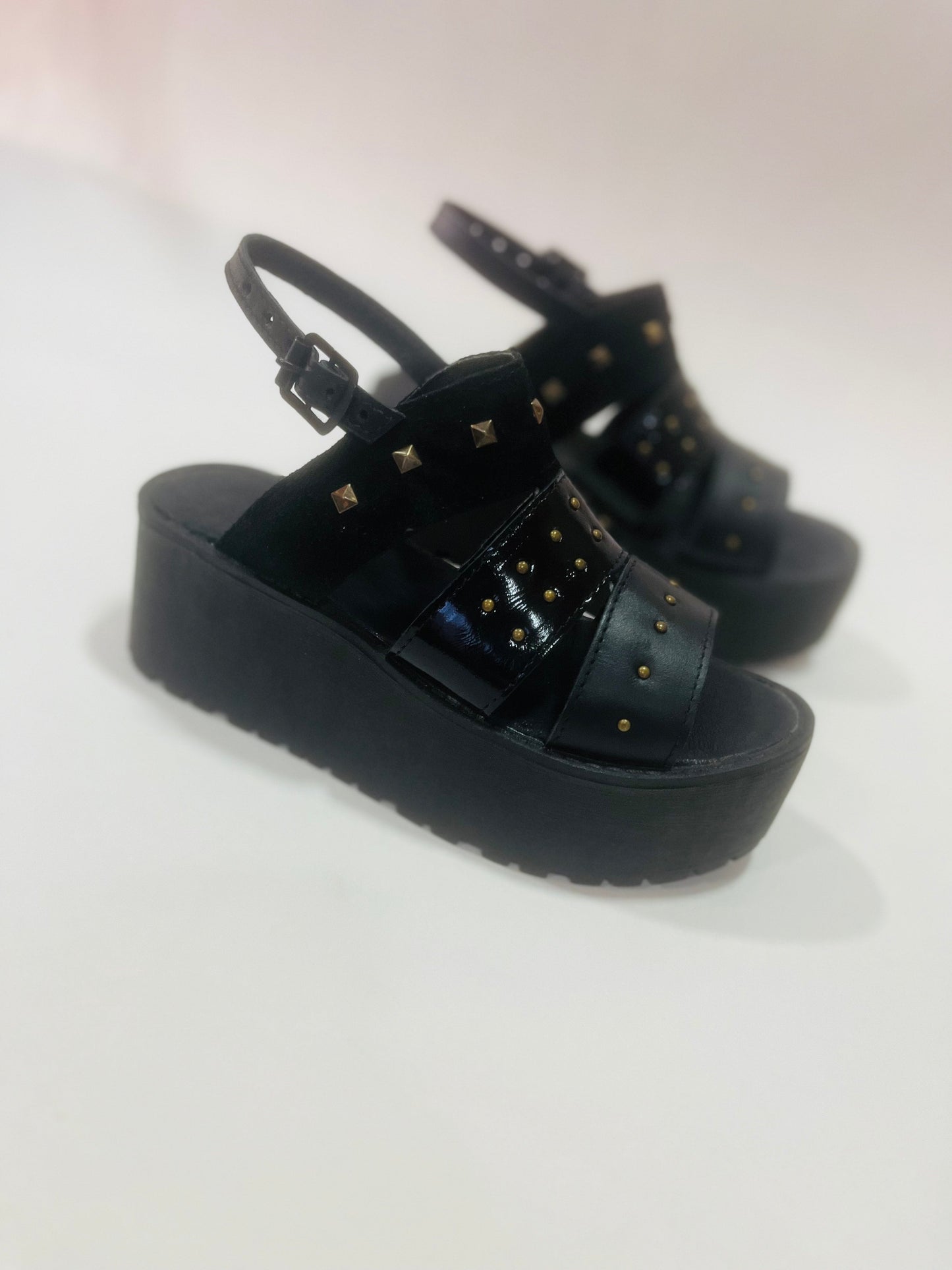 sandalia de cuero frizzy - juanfranko zapatos