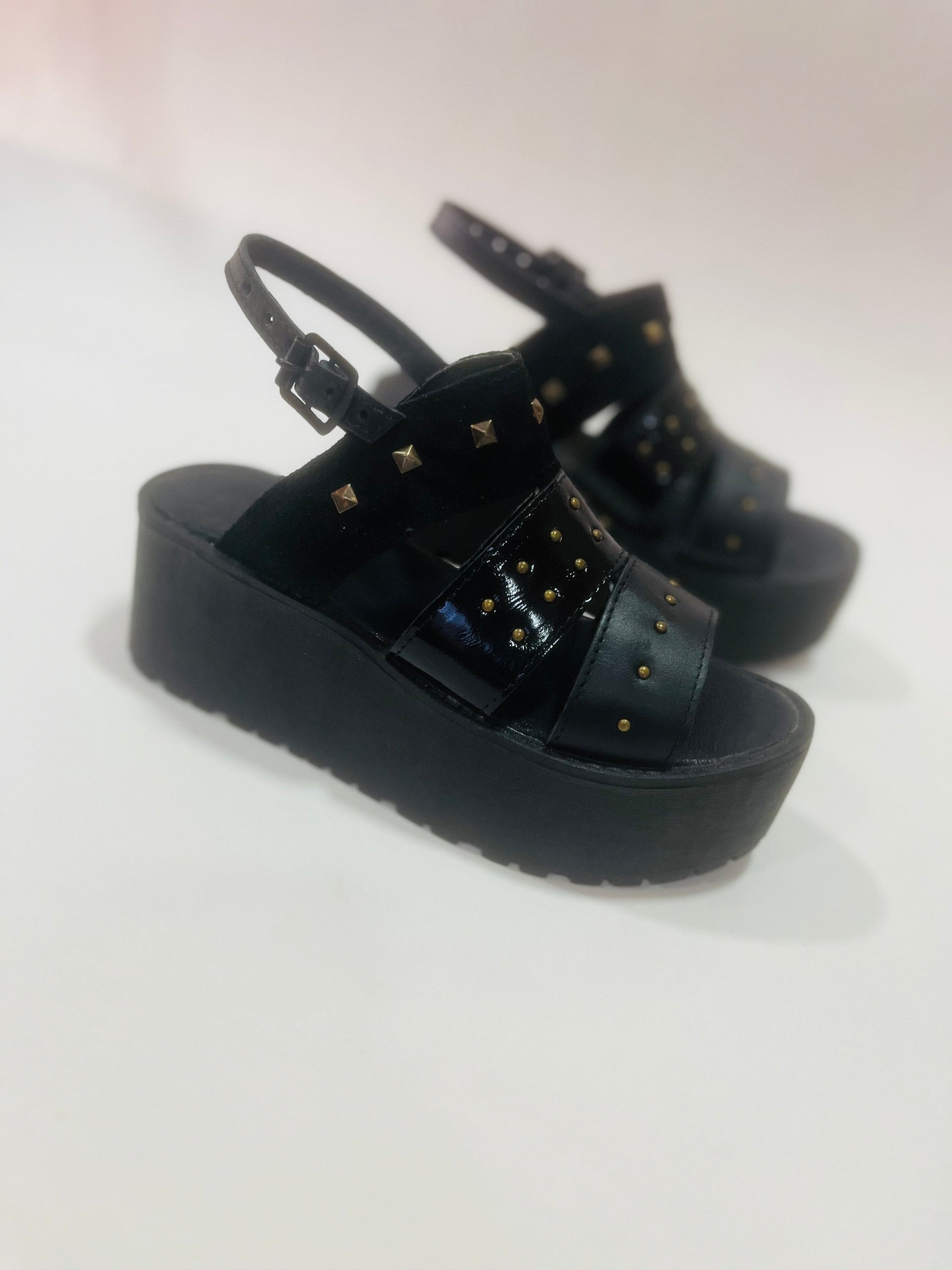 sandalia de cuero frizzy - juanfranko zapatos