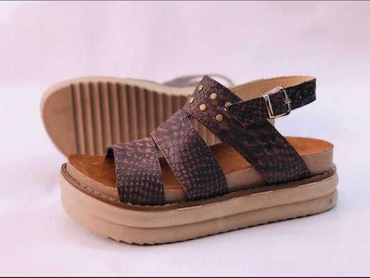 Sandalia de cuero Reptil café 3 correas - juanfranko zapatos