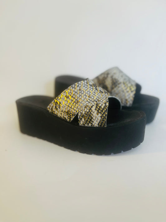 Sandalia de cuero x reptil dorado - juanfranko zapatos