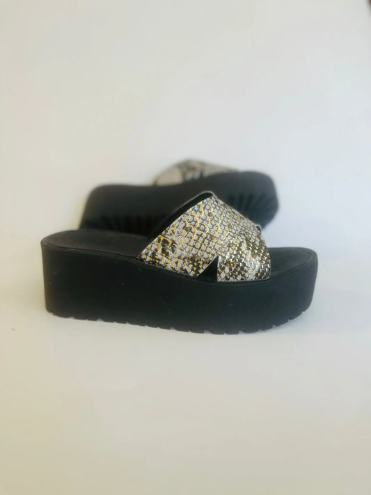 Sandalia de cuero x reptil dorado - juanfranko zapatos