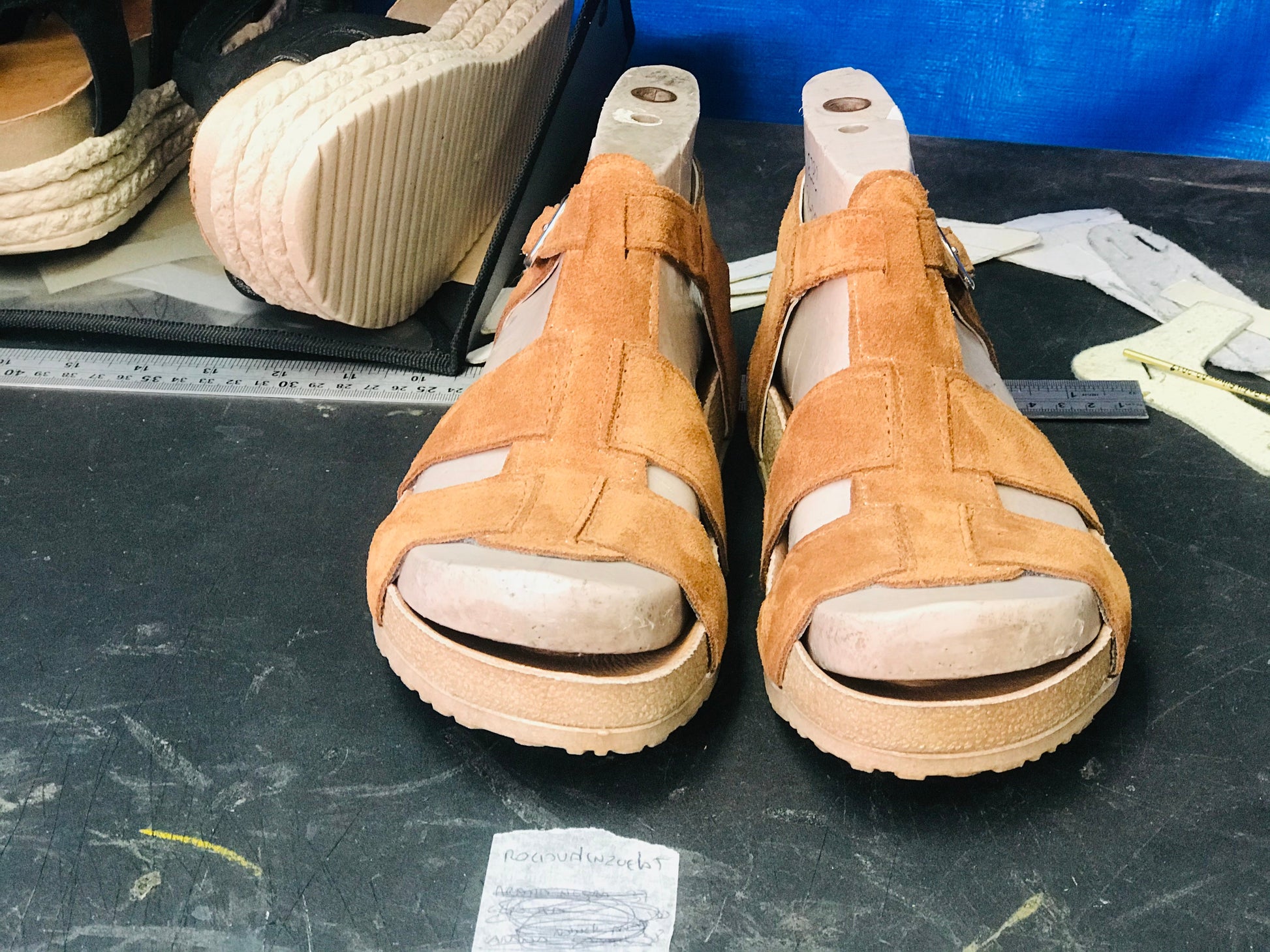 Sandalia Spider Cuero Reno Camel Mujer - Suela Plana Hebillas - juanfranko zapatos