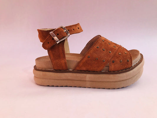 Sandalia tachas camel - juanfranko zapatos