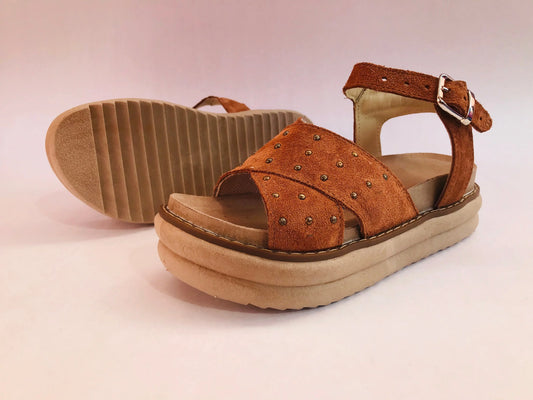 Sandalia tachas camel - juanfranko zapatos