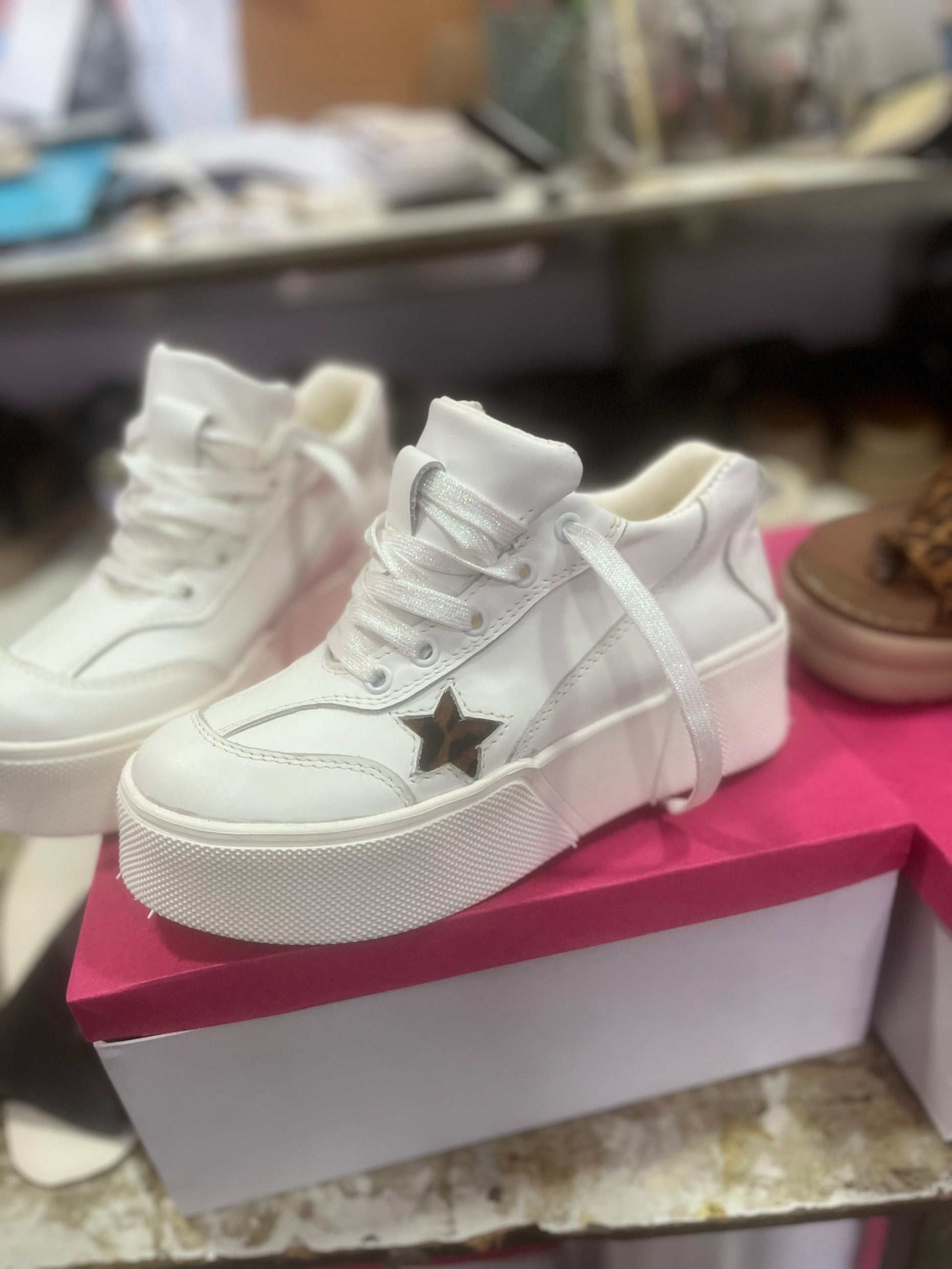 Zapatilla de Cuero Blanca Mujer Star Animal Print - Badana Natural Suela Antideslizante - juanfranko zapatos