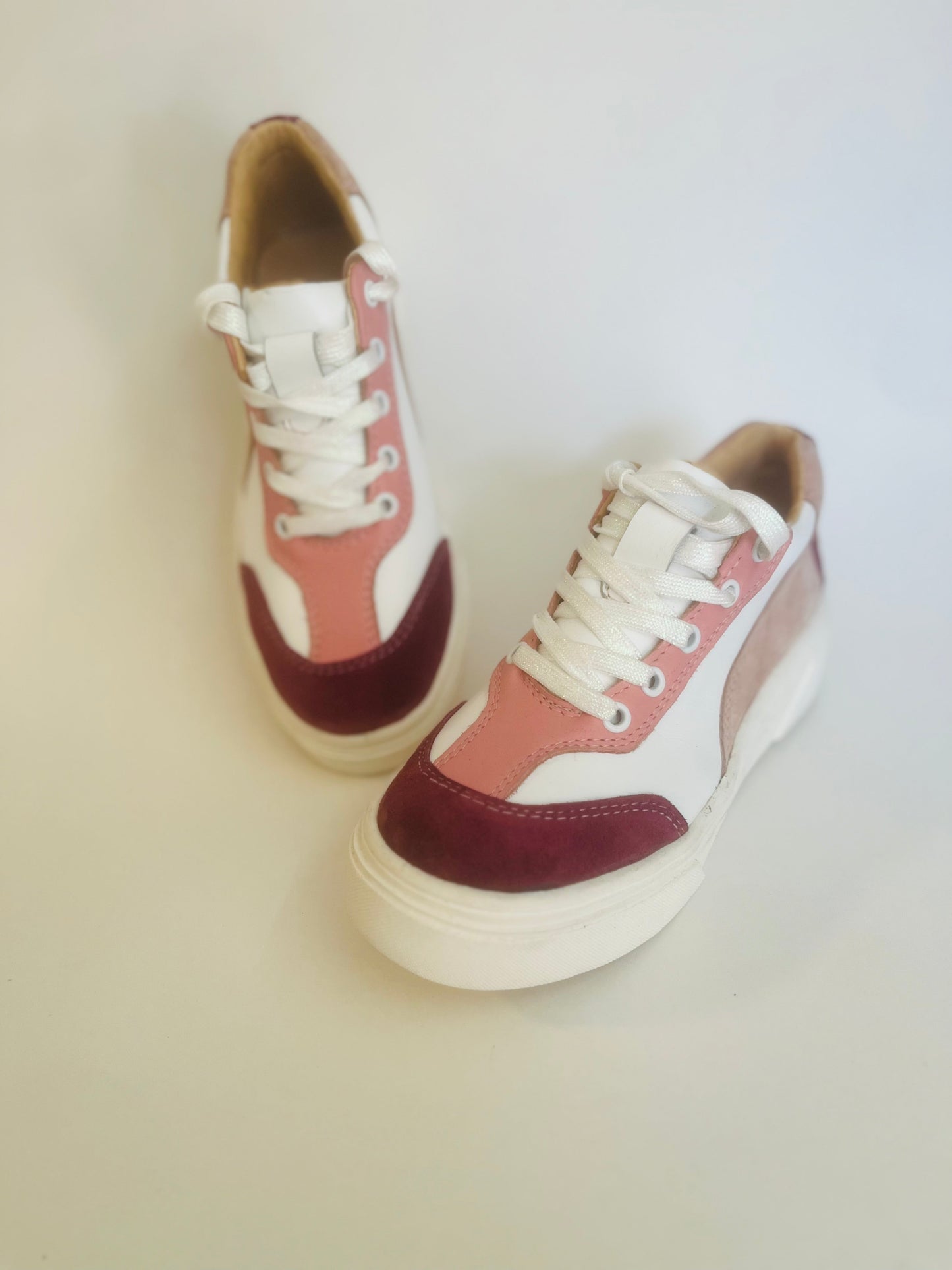 Zapatilla de Cuero Blanca Rosa Mujer - Cordones Brillantes Ojetillos Metálicos - juanfranko zapatos