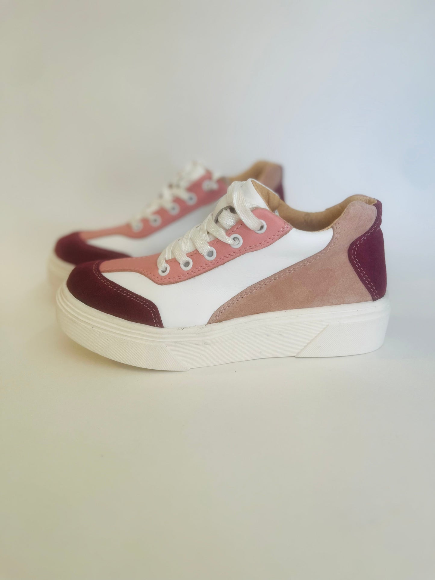 Zapatilla de Cuero Blanca Rosa Mujer - Cordones Brillantes Ojetillos Metálicos - juanfranko zapatos